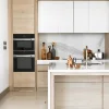 Cucina moderna in legno e bianco, con elettrodomestici e accessori. Nolte Kitchen.
