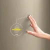 Una mano tocca una superficie con tecnologia anti-impronta di Nolte Kitchen.