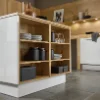 Cucina moderna con scaffali in legno e stoviglie di Nolte Kitchen.