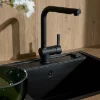 Un elegante rubinetto e lavello in una cucina moderna di Nolte Kitchen.