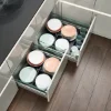 Cassetti della cucina aperti con stoviglie in un ambiente moderno di cucina Nolte.