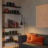 Un elegante soggiorno arredato con scaffali e divano trasmette l'atmosfera di Nolte Living.