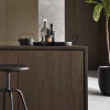 Cucina moderna con elementi in legno e piante, in stile Nolte Kitchen.