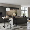 Cucina moderna con isola, sgabelli e piastrelle in pietra; design Nolte Kitchen.