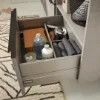 Un cassetto aperto in bagno mostra accessori ordinati. Nolte SPA.