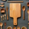 Utensili da cucina in legno e un tagliere su sfondo scuro, Nolte Kitchen.