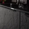 Cucina moderna con frontali scuri e strutturati e dettagli eleganti di Nolte Kitchen.
