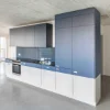 Cucina moderna con armadi blu e bianchi di Nolte Kitchen.