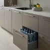 Cucina moderna con armadio aperto e casse d'acqua, arredata da Nolte Kitchen.