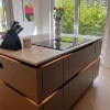 Cucina moderna con isola e ceppo portacoltelli, design Nolte Kitchen.