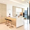 Cucina moderna con elementi in legno e marmo, arredata da Nolte Kitchen.