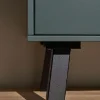 Una credenza moderna con gambe in metallo nero, parte della collezione Nolte Living.