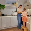Una donna e un bambino cucinano insieme in una moderna cucina componibile Nolte.