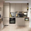 Cucina moderna con armadi beige e elettrodomestici integrati; Nolte Kitchen.