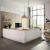 Cucina moderna con isola e grandi finestre, Nolte Kitchen.