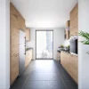 Cucina moderna con elementi in legno e grandi finestre, arredata da Nolte Kitchen.