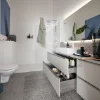 Bagno moderno con grande specchio e cassetto aperto di Nolte SPA.