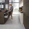 Cucina moderna con isola e armadi effetto legno, presentata da Nolte Kitchen.
