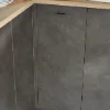 Cucina moderna con armadi grigi e scaffali in legno, arredata da Nolte Kitchen.