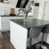 Cucina moderna con isola e sgabelli neri, design di Nolte Kitchen.