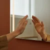 Una mano tocca uno specchio illuminato in un elegante bagno Nolte SPA.
