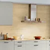 Cucina moderna con toni chiari di legno e grigio, arredata da Nolte Kitchen.