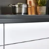 Cucina moderna con pentola e tagliere sul piano di lavoro, integrata in Nolte Kitchen.