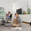 Un moderno soggiorno Nolte Living, dove due persone leggono e si rilassano.
