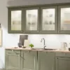 Una cucina moderna con armadi verdi e decorazioni. Nolte Kitchen.