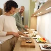 Una donna e un uomo preparano sushi in una cucina moderna di Nolte Kitchen.