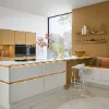 Cucina moderna con fronti bianchi e accenti dorati, arredata da Nolte Kitchen.