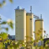 Tre grandi silos gialli con la scritta "Nolte Kitchen" davanti a un cielo limpido.