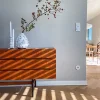 Credenza con vaso e candele in una stanza luminosa, Nolte Living.