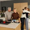Un gruppo di persone cucina insieme in una moderna cucina Nolte.