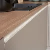 Cucina moderna con piano in legno e mobili chiari di Nolte Kitchen.