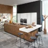 Cucina moderna con isola e area salotto, arredata da Nolte Kitchen.