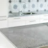Cucina moderna con piano grigio e piastrelle decorate sullo sfondo di Nolte Kitchen.