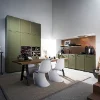 Cucina moderna con armadi verdi e tavolo da pranzo, progettata da Nolte Kitchen.