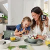 Madre e figlia fanno colazione insieme in una cucina moderna di Nolte Kitchen.