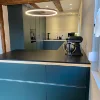 Cucina moderna con superfici nere e travi in legno, Nolte Kitchen.