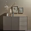 Una credenza con vasi decorativi e opere d'arte sul muro, Nolte Living.