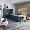 Cucina moderna con armadi blu e elementi in legno di Nolte Kitchen.