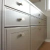 Cucina elegante con armadi grigi e maniglie raffinate di Nolte Kitchen.