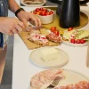 Persona prepara panini con ingredienti freschi in una cucina moderna di Nolte Kitchen.