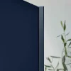 Porta blu di un armadio con pianta sullo sfondo, design moderno di Nolte Kitchen.