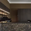 Cucina moderna con elementi in legno scuro e marmo di Nolte Kitchen.
