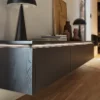 Soggiorno moderno con mobile sospeso e decorazioni eleganti, Nolte Living.