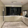 Cucina moderna e luminosa con piastrelle in marmo e grandi finestre di Nolte Kitchen.