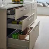 Cucina moderna con cassetti aperti e isola, presentata da Nolte Kitchen.