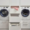 Una lavanderia con lavatrici e cassetti, Nolte Utility Rooms.